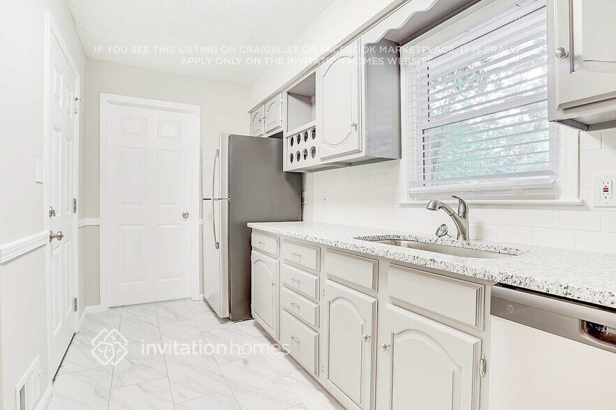 Building Photo - 3558 Pine Needle Dr SW