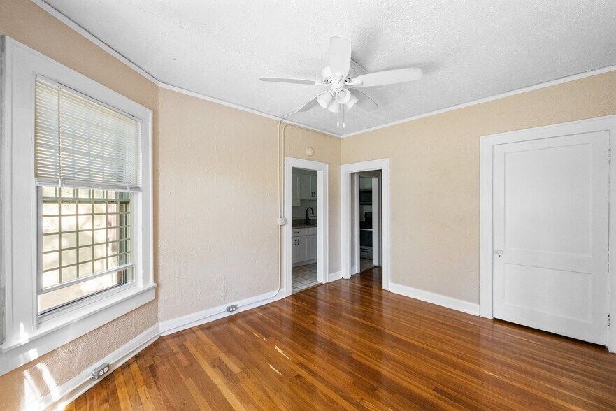 Building Photo - 323 N Westland Ave