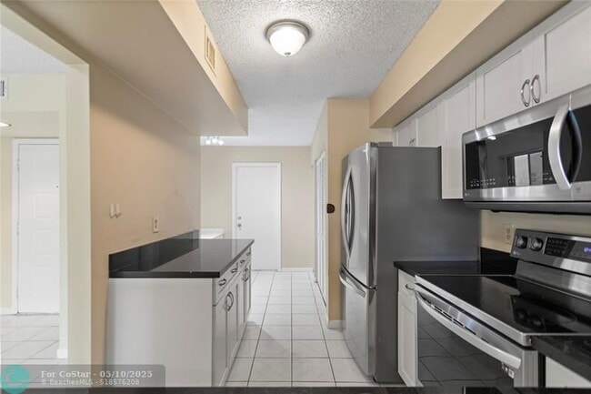 Building Photo - 640 N University Dr