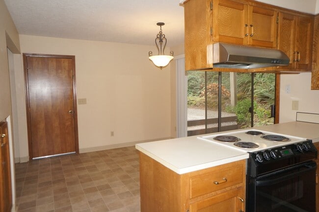 Building Photo - Lake Oswego South Shore Traditional