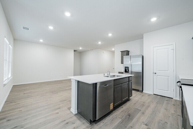 Building Photo - 2126 Thornton Dr