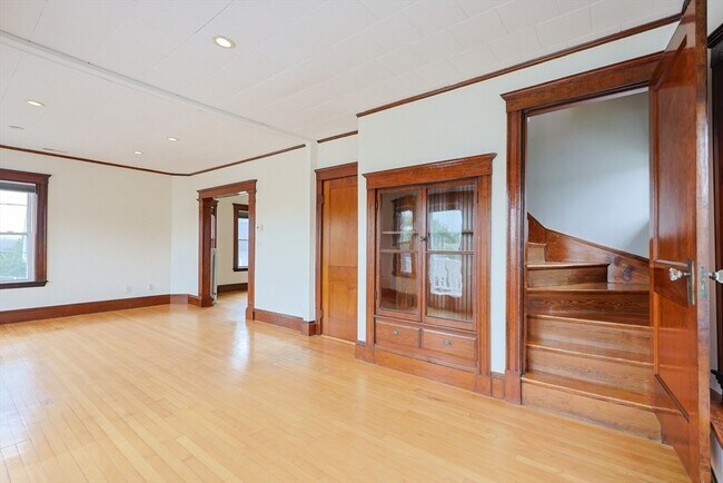 Building Photo - 294 Belmont St