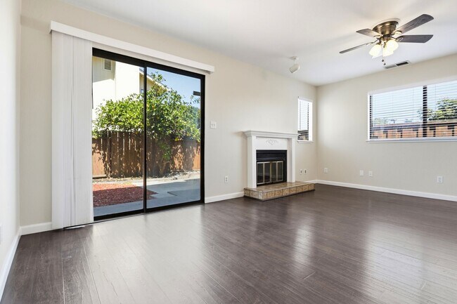 Building Photo - Great 3 Bedroom Townhome with Garage!