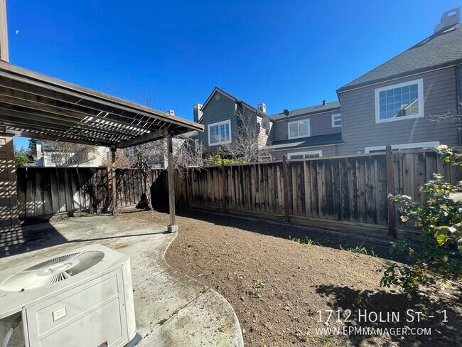 Building Photo - 1712 Holin St