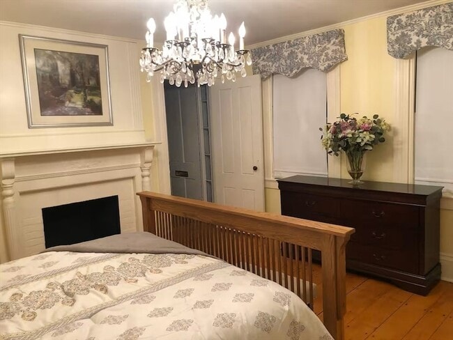 Building Photo - 40 Russell St