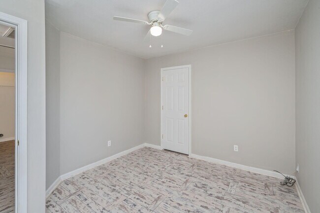 Building Photo - 242 Wainwright Dr