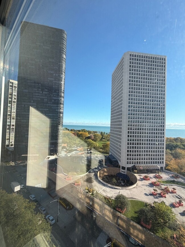 Building Photo - 5320 N Sheridan Rd