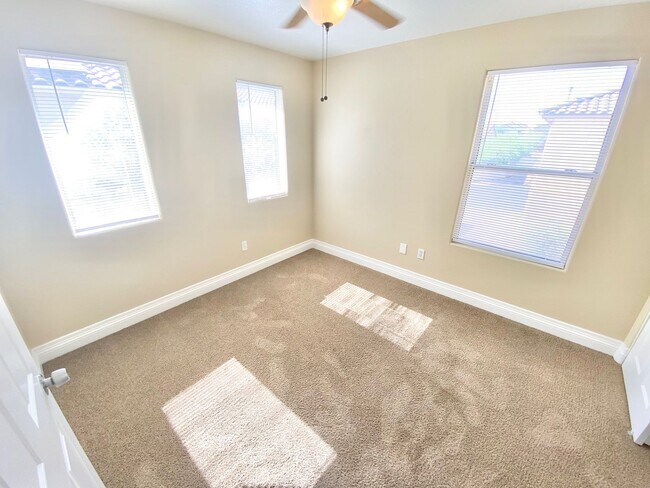 Building Photo - BEAUTIFUL 3 BEDROOM 2.5 BATHROOM 2 CAR GAR...