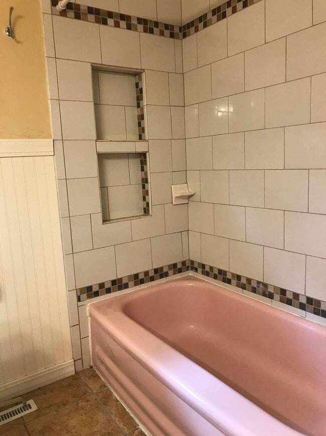 Building Photo - Charming Springfield home off South Campbell