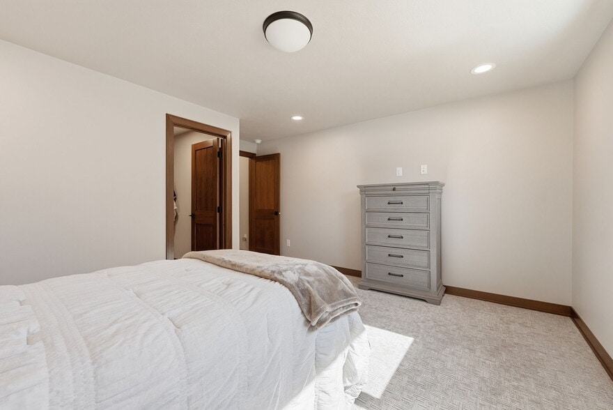 Building Photo - 2701 W Oak Hill Dr