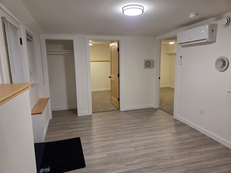 Unit 4 Entry / LR - 73 Goshen Rd