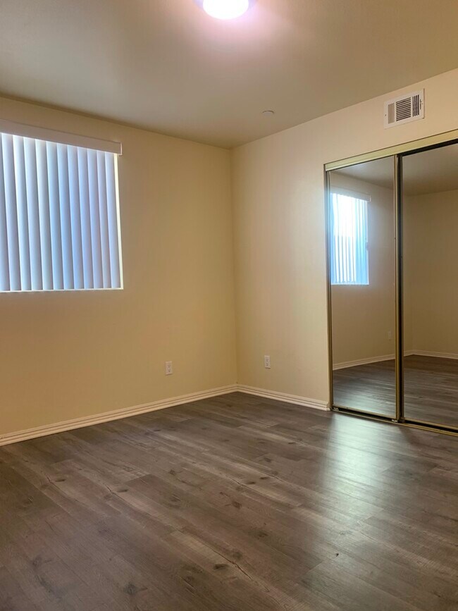 Building Photo - 924 W 78th St