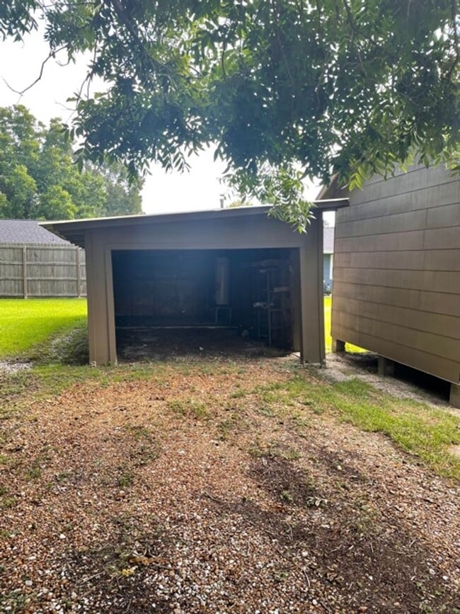 Building Photo - Mid August Move In