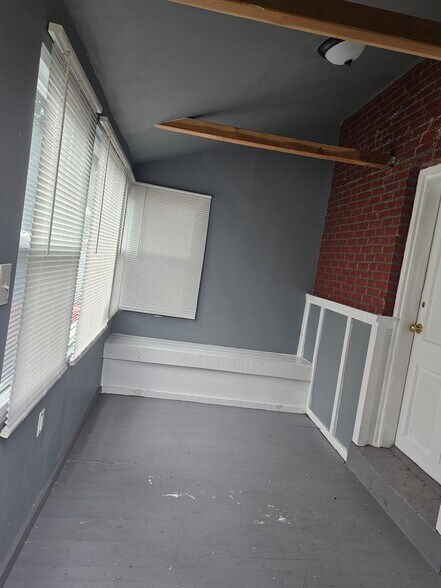 Building Photo - 47 1/2 Putnam St