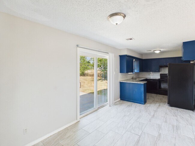Building Photo - 324 NW Compass Dr