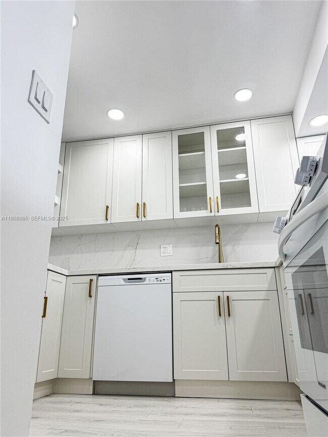 Building Photo - 3140 S Ocean Dr