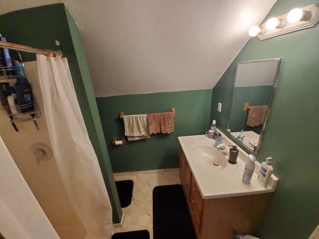 Building Photo - AVAILABLE JUNE! - 7 Bed 3 Bath Home!