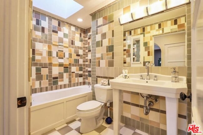 Building Photo - 1847 E Del Mar Blvd