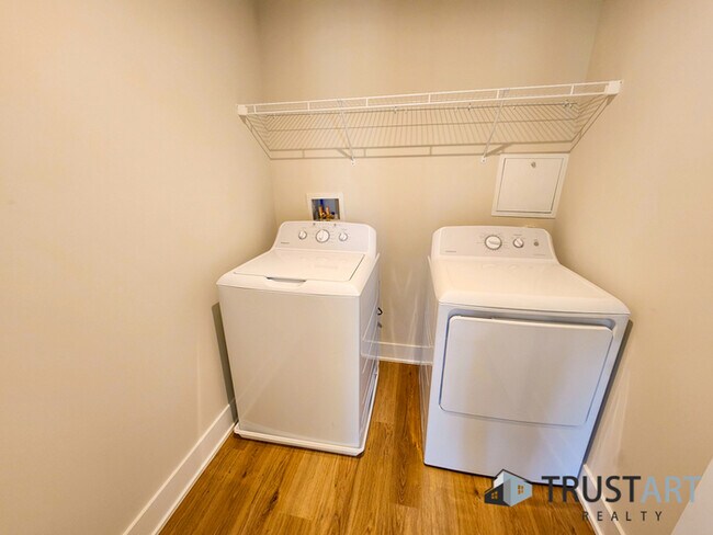 Building Photo - 3 bed/2bath condo house in Fishtown