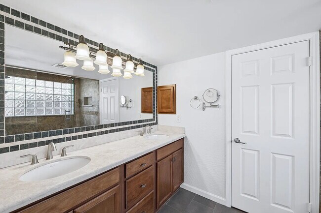 Building Photo - SPARKLING PRIVATE POOL, BEAUTIFUL HOME, UNBEATABLE LOCATION!