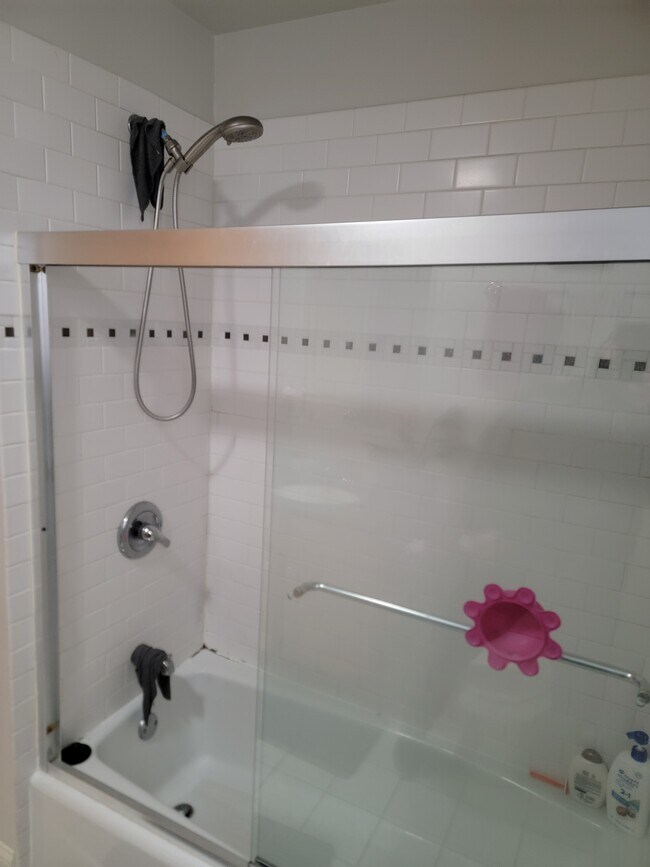 Building Photo - 7627 N Greenview Ave