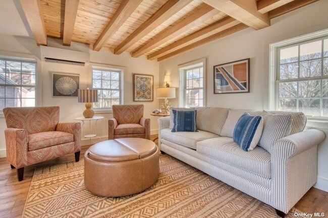 Building Photo - 555 Bridge St