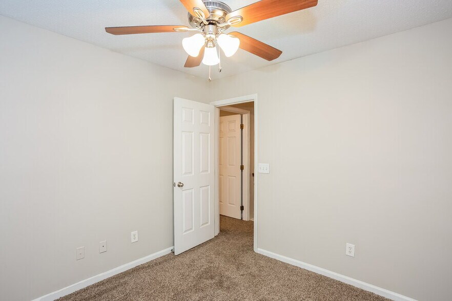 Building Photo - 2328 Torrington Ln