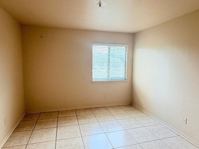 Building Photo - 2937 Winkler Ave
