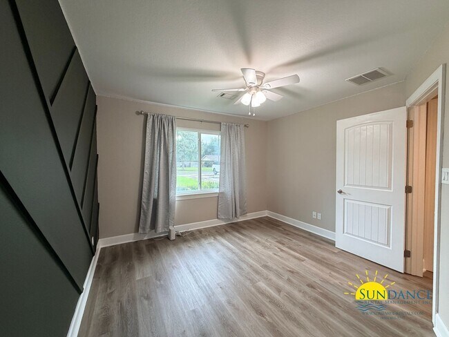 Building Photo - Beautiful 3-Bedroom Pool Home in Destin – Lawn & Pool Service Included!