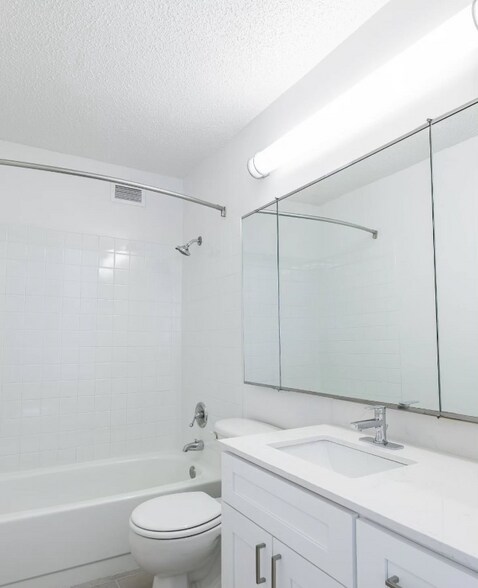 Building Photo - 211 E Wacker Dr