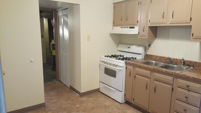 Building Photo - 273 Oak Dr