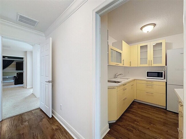 Building Photo - 10701 Laurel Vista Way