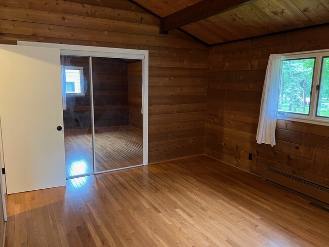 Bedroom 1 - 1120 Lealand Rd E
