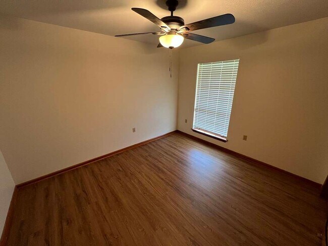Building Photo - Baker's Historic Buffwood Subdivision, 3 bedroom, 2 bath home loaded with amenities