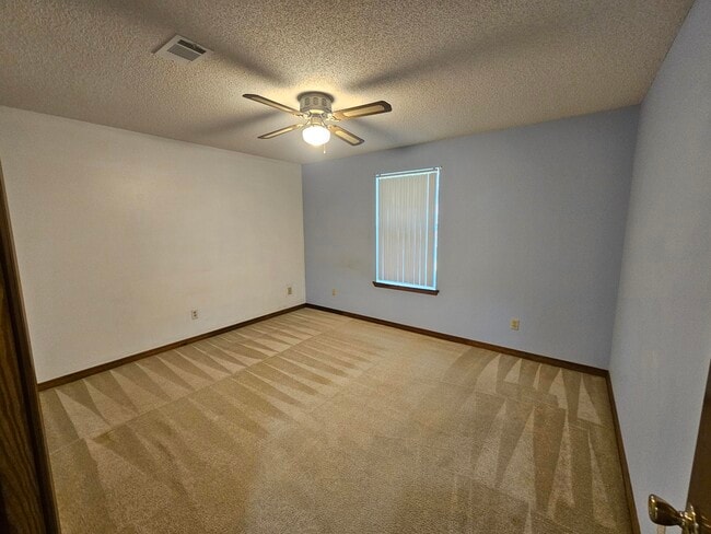 Building Photo - 7854 Pleasant Oaks Ave