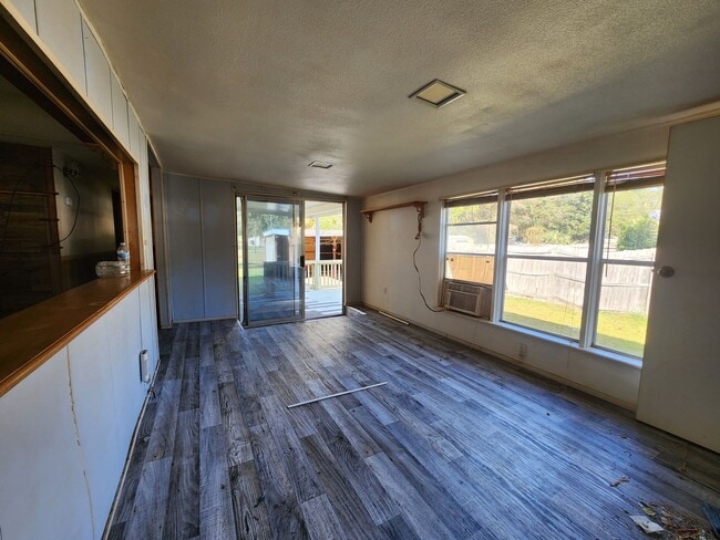 Building Photo - Discounted rent!.. 2 Bed 1 Bath Loaded with XTRA features!