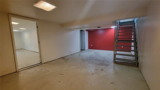 Building Photo - 800 Laredo Ave