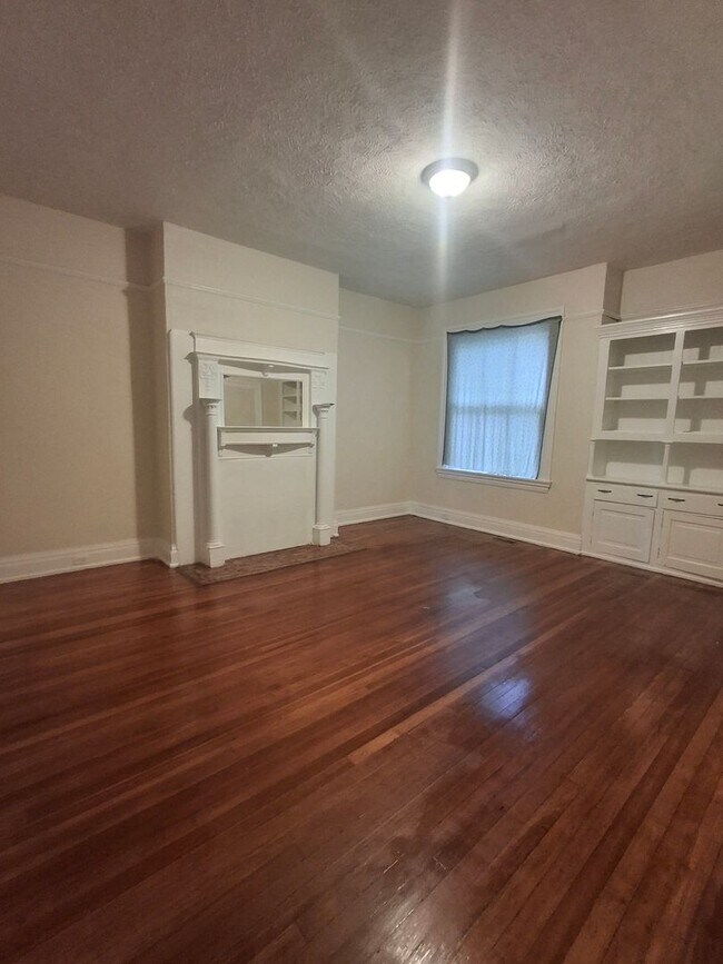 Building Photo - Historic district apartment home available...