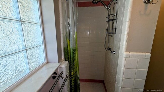 Building Photo - 1097 NE Kubin Ave