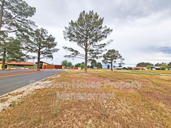 Building Photo - 1421 Star Rd