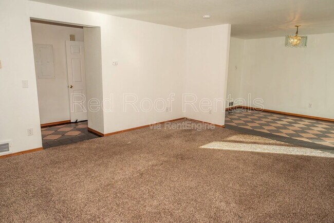 Building Photo - 211 Varner Ave NE