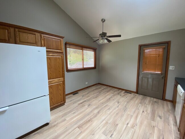 Building Photo - 2021 Kirschoff Ave