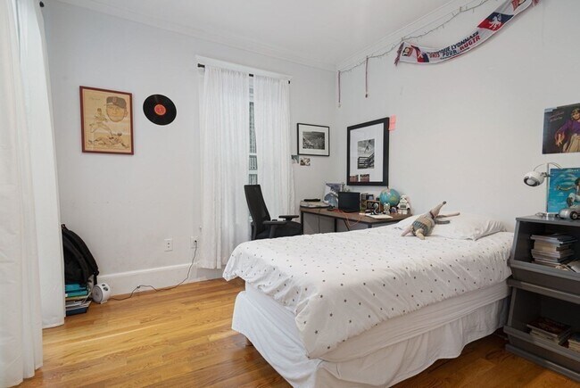 Building Photo - 70 Craigie St
