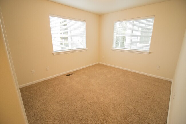 Building Photo - Fantastic Apartment in East Medford!