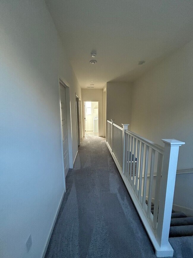 Building Photo - PET FRIENDLY