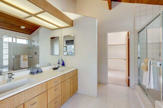 Building Photo - 2760 Trenton Ave