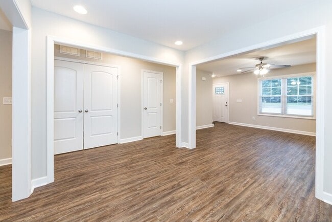 Building Photo - Beautiful 3BD/2.5BA Duplex Home!