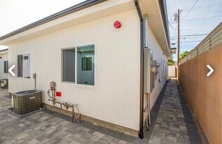 Building Photo - 2033 N Frederic St