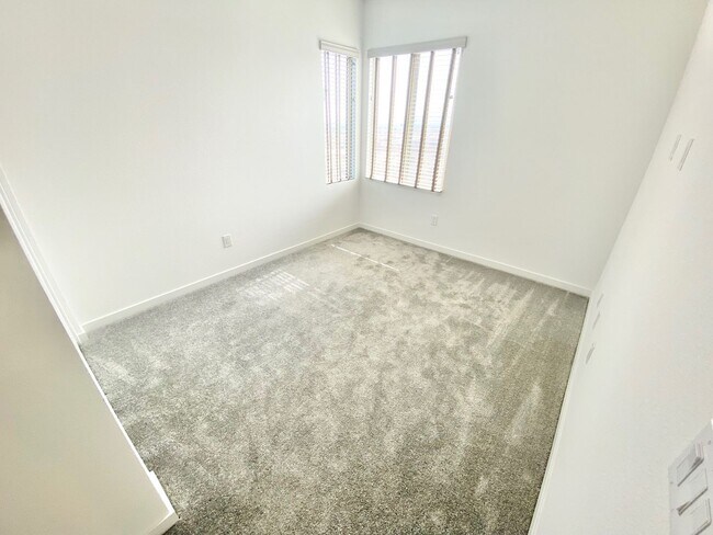 Building Photo - STUNNING LIKE NEW SINGLE-FAMILY HOME 3 BEDROOM / 2.5 BATHROOMS, WITH 2 CAR GARAGE!!