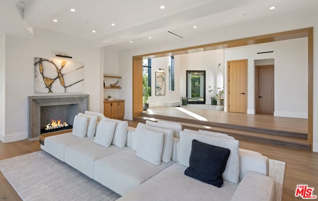 Building Photo - 7052 Dume Dr